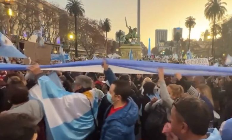 argentines-take-to-the-streets-to-protest-against-the-government-of-fernandez-and-cristina-kirchner