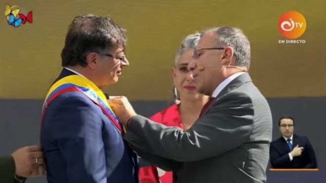 in-his-first-act-as-president,-gustavo-petro-pays-tribute-to-the-guerrilla-symbol