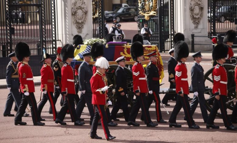 thousands-of-people-wait-in-line-to-attend-the-queen's-wake