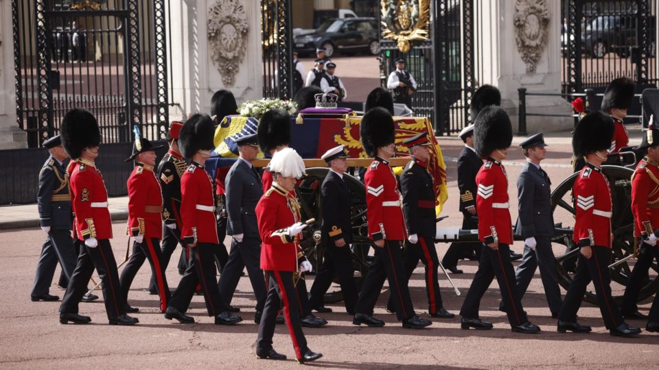 thousands-of-people-wait-in-line-to-attend-the-queen's-wake